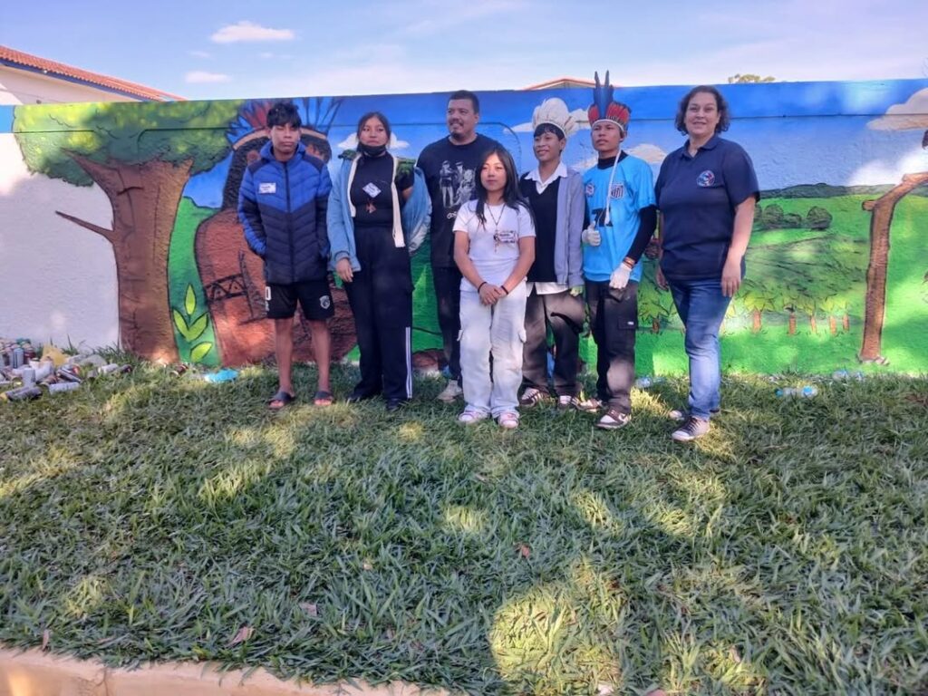 Alunos de Tacuru participam de oficina artística sobre Graffiti e pintam muro de escola municipal Alunos de Tacuru participam de oficina artística sobre Graffiti e pintam muro de escola municipal