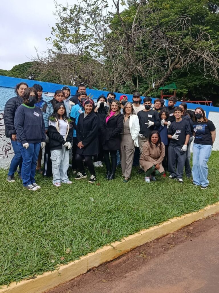 Alunos de Tacuru participam de oficina artística sobre Graffiti e pintam muro de escola municipal Alunos de Tacuru participam de oficina artística sobre Graffiti e pintam muro de escola municipal