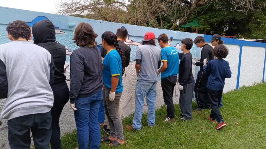 Alunos de Tacuru participam de oficina artística sobre Graffiti e pintam muro de escola municipal Alunos de Tacuru participam de oficina artística sobre Graffiti e pintam muro de escola municipal