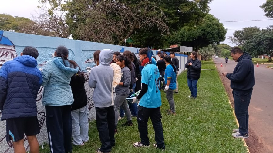 Alunos de Tacuru participam de oficina artística sobre Graffiti e pintam muro de escola municipal Alunos de Tacuru participam de oficina artística sobre Graffiti e pintam muro de escola municipal