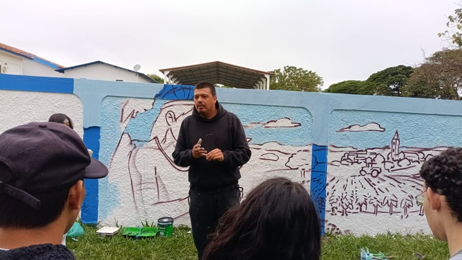 Alunos de Tacuru participam de oficina artística sobre Graffiti e pintam muro de escola municipal Alunos de Tacuru participam de oficina artística sobre Graffiti e pintam muro de escola municipal