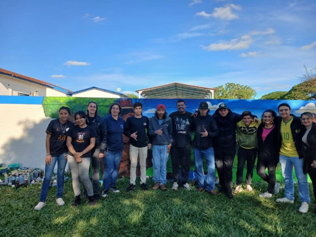 Alunos de Tacuru participam de oficina artística sobre Graffiti e pintam muro de escola municipal Alunos de Tacuru participam de oficina artística sobre Graffiti e pintam muro de escola municipal