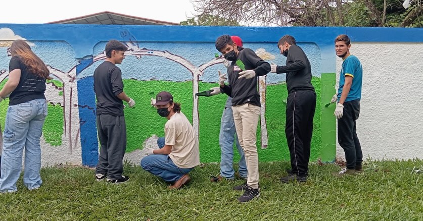 Alunos de Tacuru participam de oficina artística sobre Graffiti e pintam muro de escola municipal Alunos de Tacuru participam de oficina artística sobre Graffiti e pintam muro de escola municipal