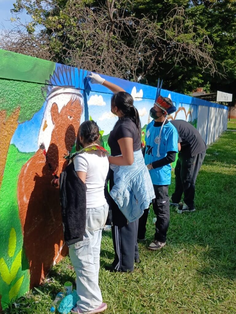 Alunos de Tacuru participam de oficina artística sobre Graffiti e pintam muro de escola municipal Alunos de Tacuru participam de oficina artística sobre Graffiti e pintam muro de escola municipal