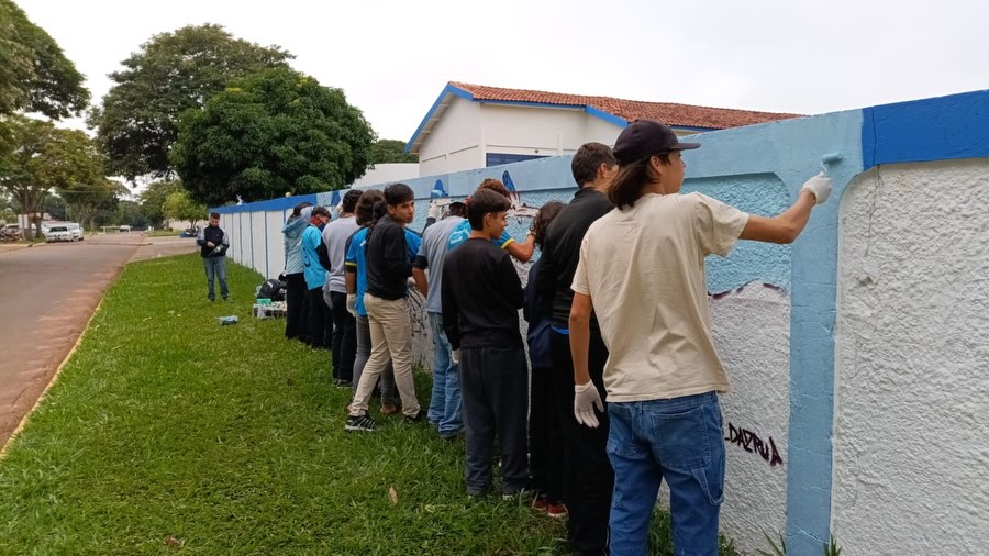 Alunos de Tacuru participam de oficina artística sobre Graffiti e pintam muro de escola municipal Alunos de Tacuru participam de oficina artística sobre Graffiti e pintam muro de escola municipal