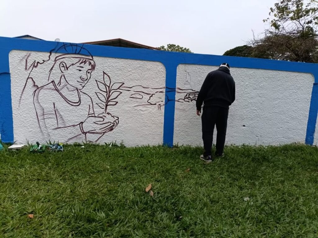 Alunos de Tacuru participam de oficina artística sobre Graffiti e pintam muro de escola municipal Alunos de Tacuru participam de oficina artística sobre Graffiti e pintam muro de escola municipal