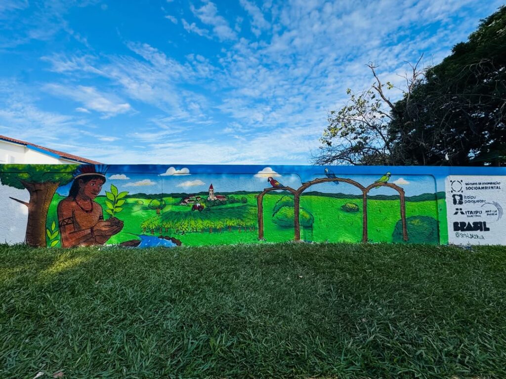 Alunos de Tacuru participam de oficina artística sobre Graffiti e pintam muro de escola municipal Alunos de Tacuru participam de oficina artística sobre Graffiti e pintam muro de escola municipal