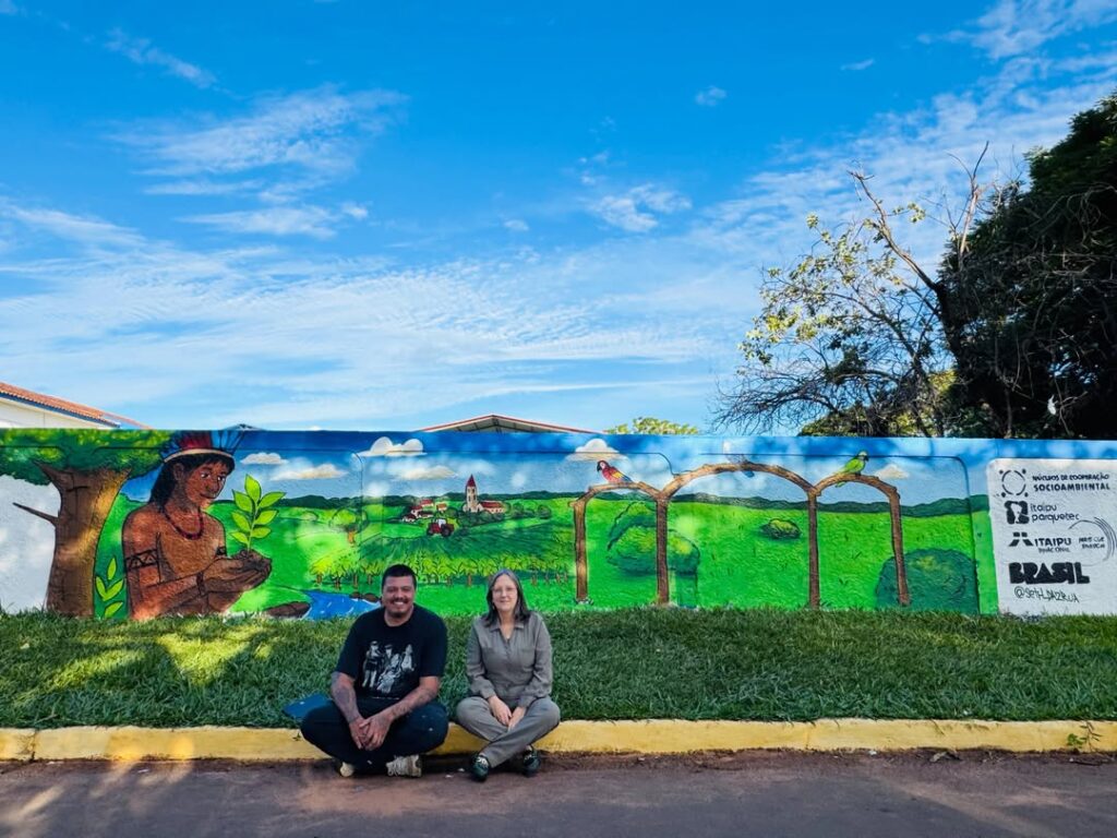 Alunos de Tacuru participam de oficina artística sobre Graffiti e pintam muro de escola municipal Alunos de Tacuru participam de oficina artística sobre Graffiti e pintam muro de escola municipal