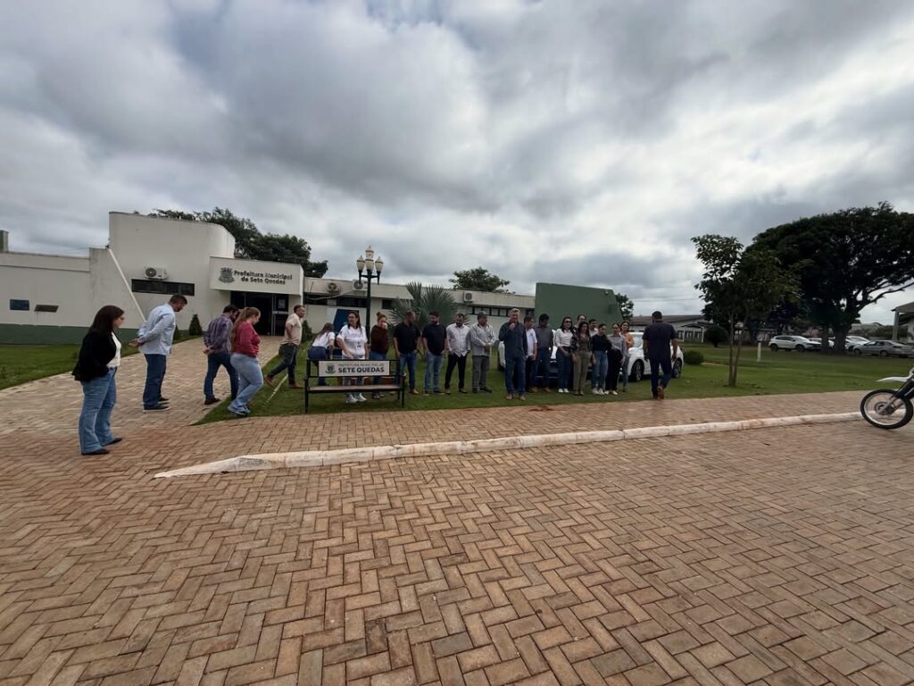 Presidente da Câmara de Sete Quedas parabeniza prefeito pela aquisição de dois novos veículos para a Prefeitura Presidente da Câmara de Sete Quedas parabeniza prefeito pela aquisição de dois novos veículos para a Prefeitura