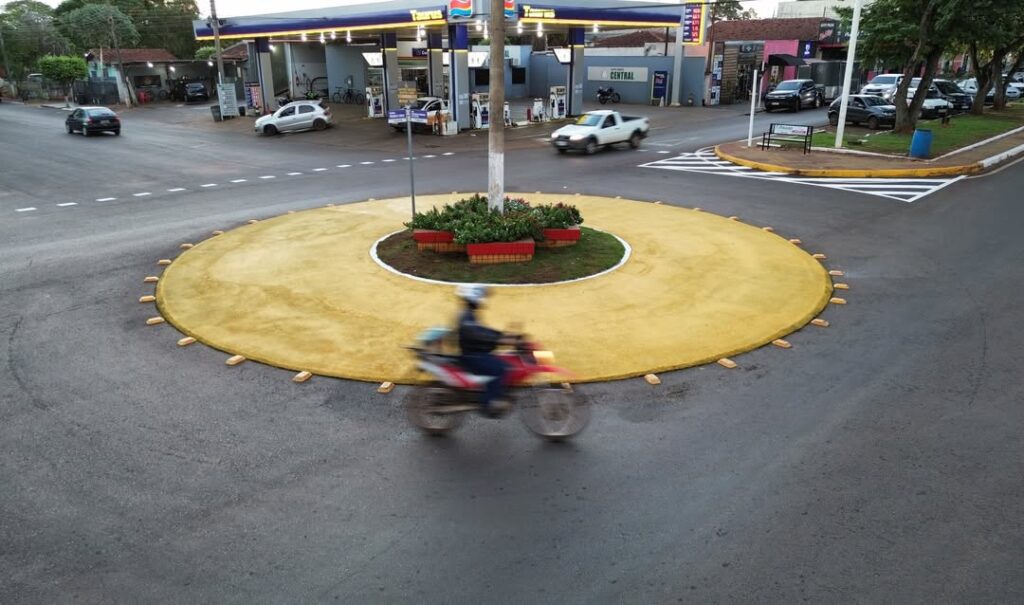 Antiga ilha de trânsito da Avenida Presidente Vargas é transformada em rotatória em Iguatemi