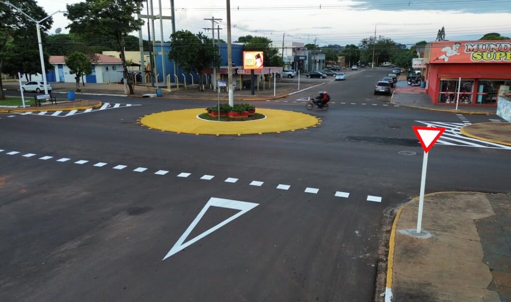 Antiga ilha de trânsito da Avenida Presidente Vargas é transformada em rotatória em Iguatemi