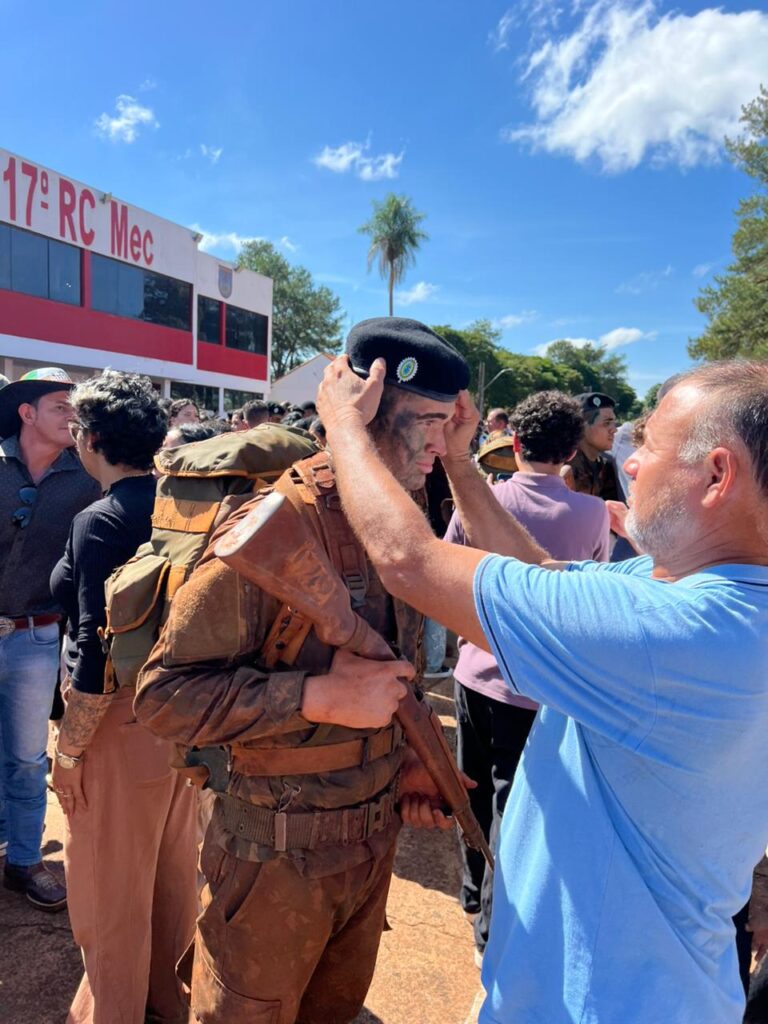 Prefeito Sérgio Barbosa acompanha entrega da Boina Preta a soldados do 17º RC Mec em Amambai