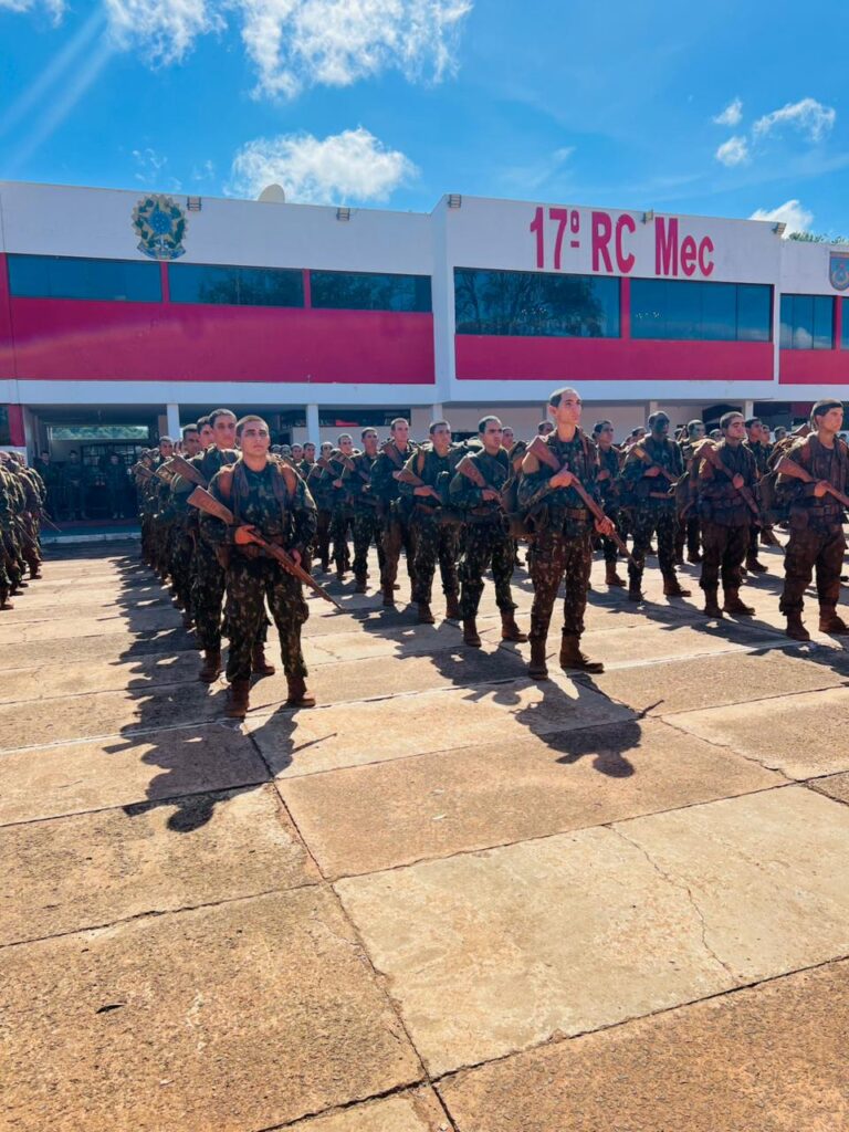 Prefeito Sérgio Barbosa acompanha entrega da Boina Preta a soldados do 17º RC Mec em Amambai