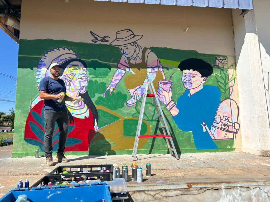 Entre arte, cor e ideias, parede ganha vida no Ginásio Flávio Derzi, em Amambai