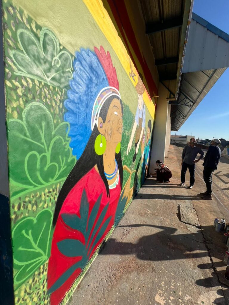 Entre arte, cor e ideias, parede ganha vida no Ginásio Flávio Derzi, em Amambai