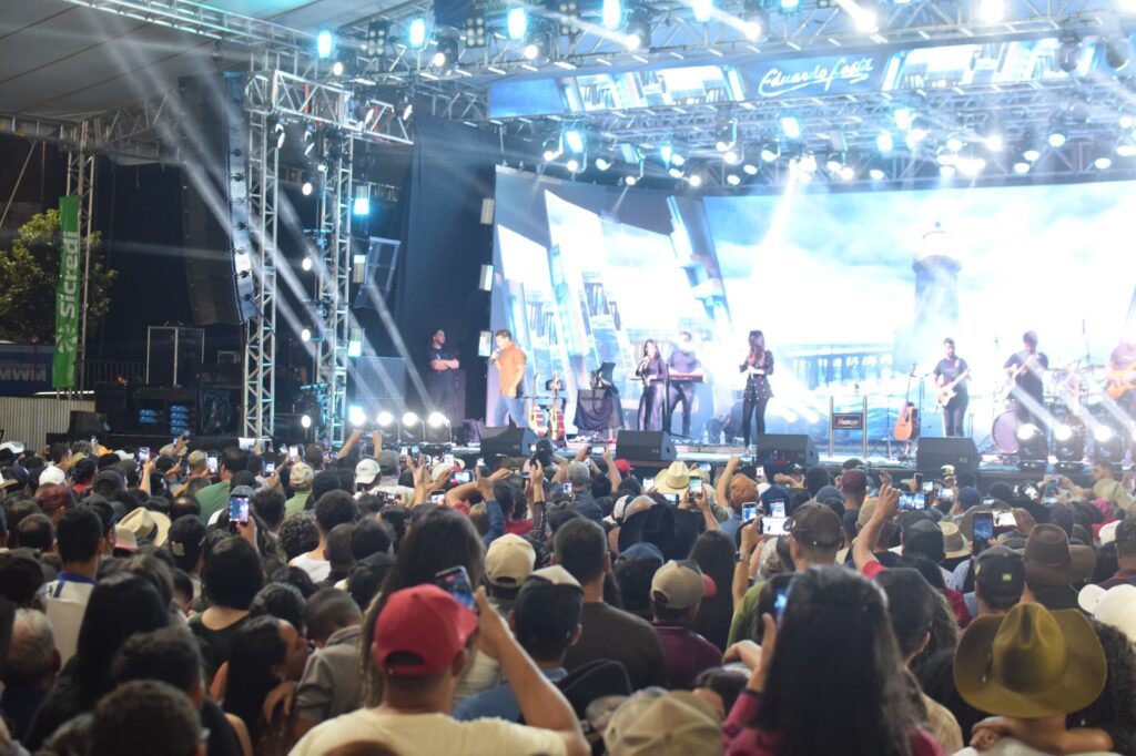 Show de Eduardo Costa supera expectativa com público de mais de 10 mil pessoas em Iguatemi Show de Eduardo Costa supera expectativa com público de mais de 10 mil pessoas em Iguatemi