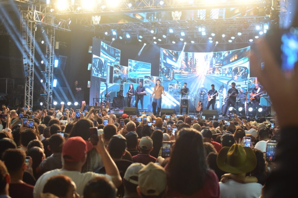 Show de Eduardo Costa supera expectativa com público de mais de 10 mil pessoas em Iguatemi Show de Eduardo Costa supera expectativa com público de mais de 10 mil pessoas em Iguatemi
