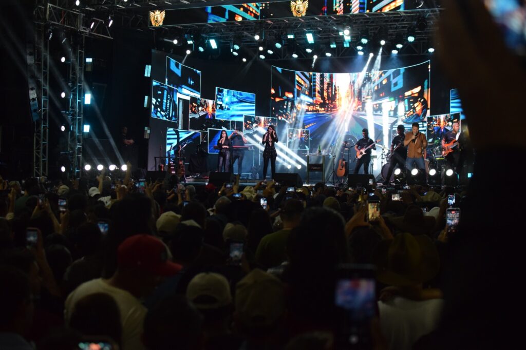 Show de Eduardo Costa supera expectativa com público de mais de 10 mil pessoas em Iguatemi Show de Eduardo Costa supera expectativa com público de mais de 10 mil pessoas em Iguatemi