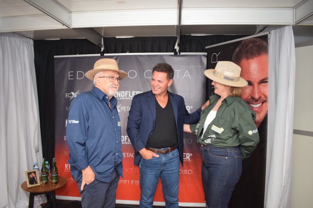 Show de Eduardo Costa supera expectativa com público de mais de 10 mil pessoas em Iguatemi Show de Eduardo Costa supera expectativa com público de mais de 10 mil pessoas em Iguatemi
