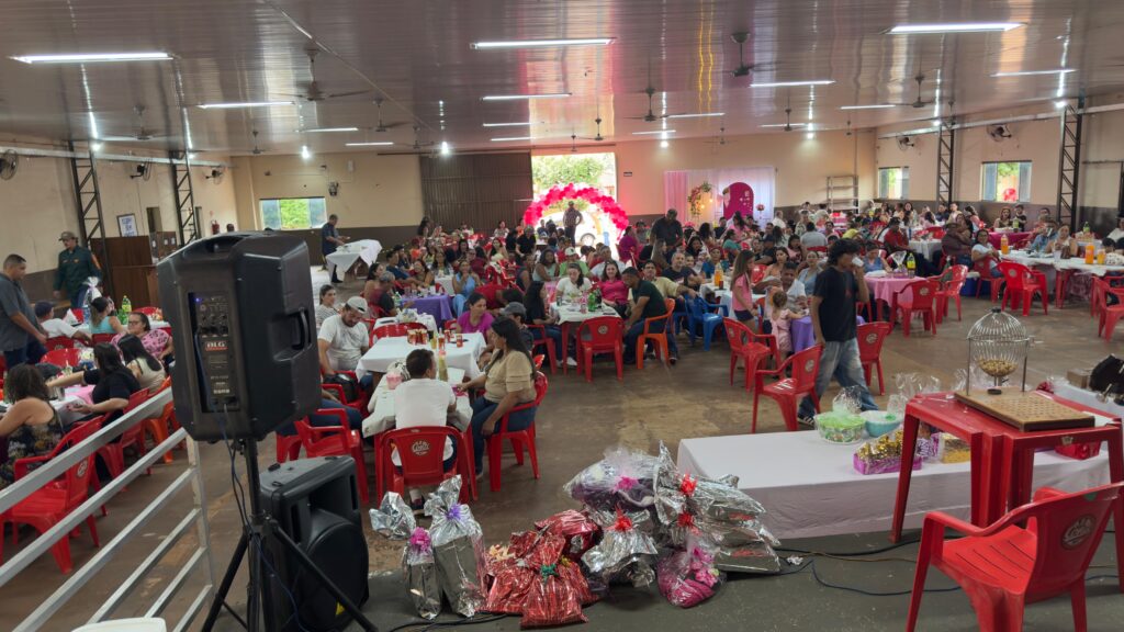 Vereador João Paulo prestigia almoço especial em homenagem às mães no distrito de Cristalina, em Caarapó Vereador João Paulo prestigia almoço especial em homenagem às mães no distrito de Cristalina, em Caarapó