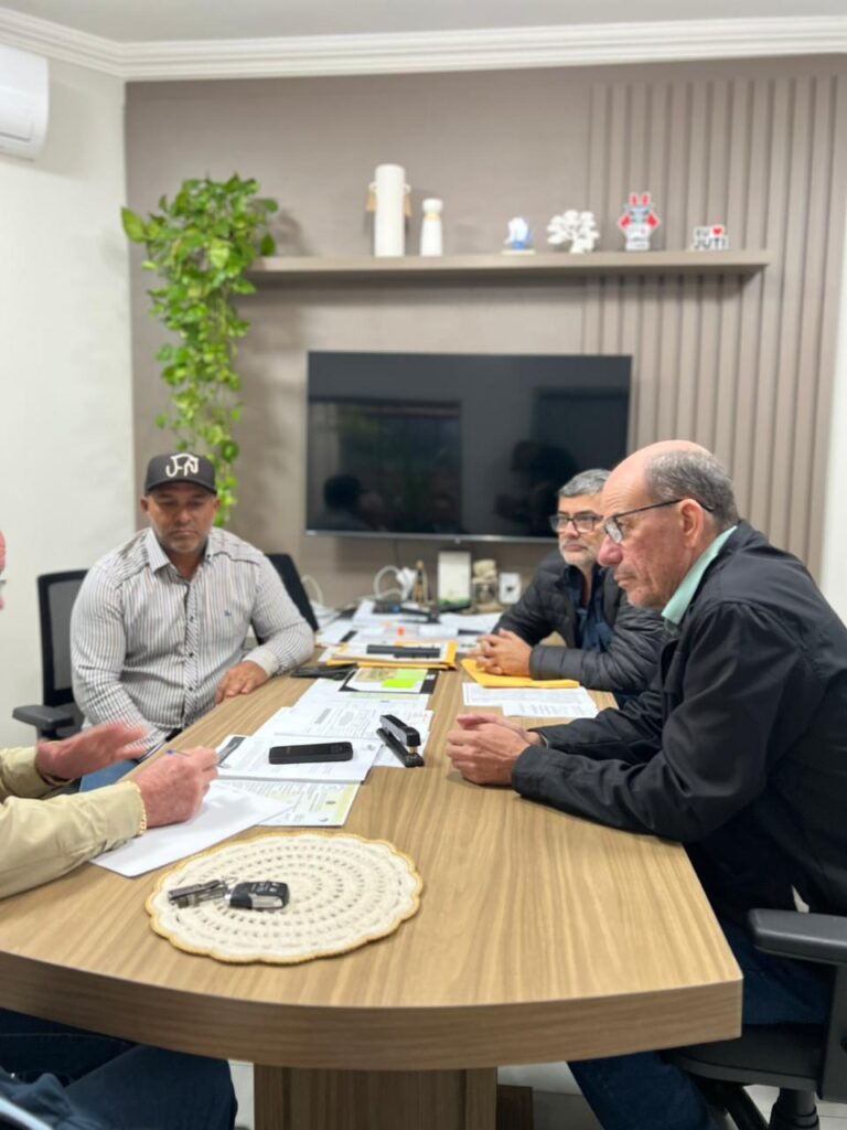 Prefeito Sérgio Barbosa participa de reunião em Juti para discutir melhorias regionais e infraestrutura rural Prefeito Sérgio Barbosa participa de reunião em Juti para discutir melhorias regionais e infraestrutura rural