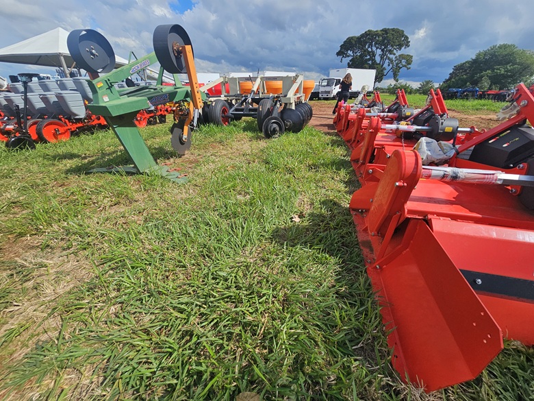 Governo do Estado viabiliza 77 máquinas e implementos para fortalecer a agricultura familiar em 27 municípios Governo do Estado viabiliza 77 máquinas e implementos para fortalecer a agricultura familiar em 27 municípios