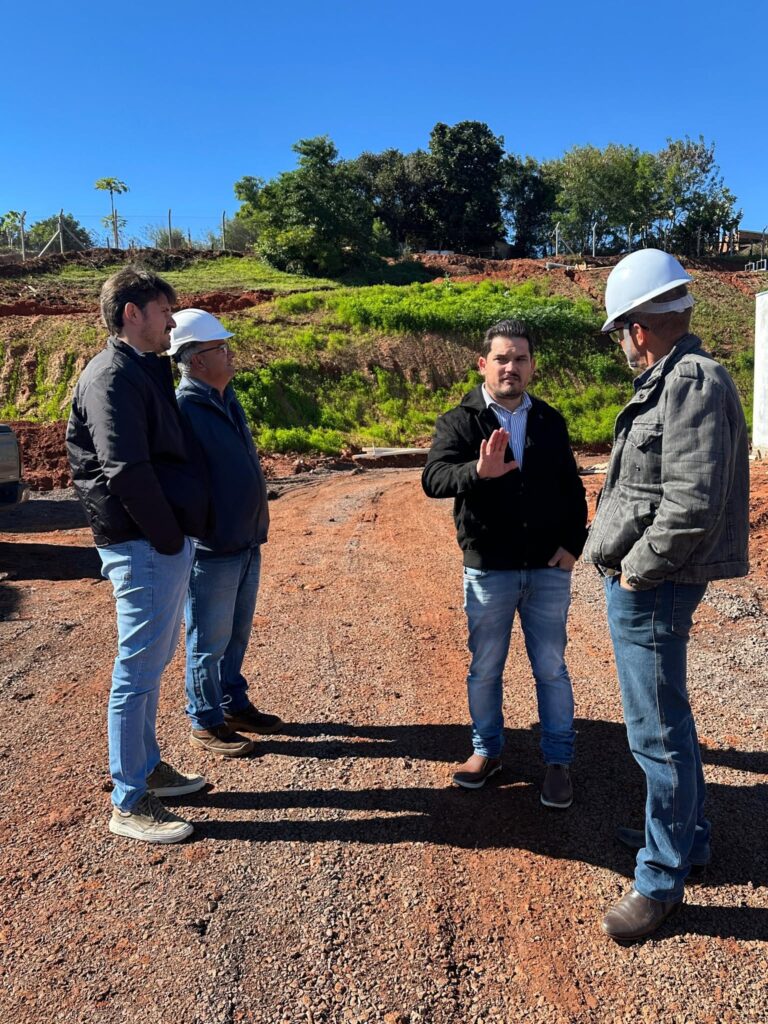 Em Itaquiraí, prefeito Thalles acompanha obras de reformas e visita Estação de Tratamento de Esgoto