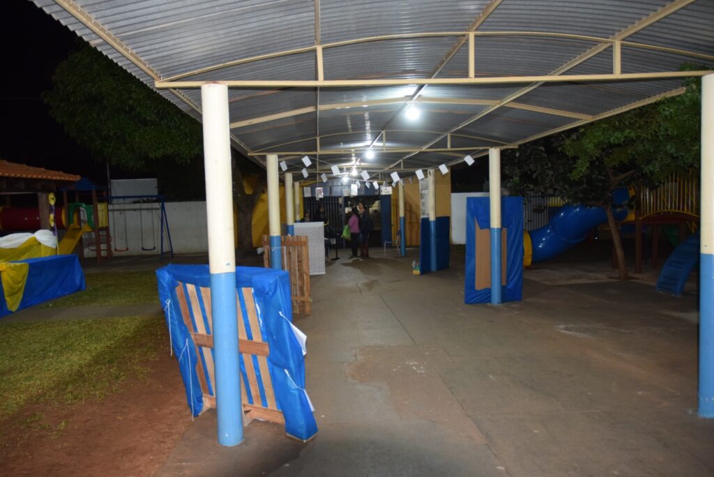 Noite de homenagens marca comemoração dos 40 anos da Escola Municipal de Tempo Integral Tancredo Neves