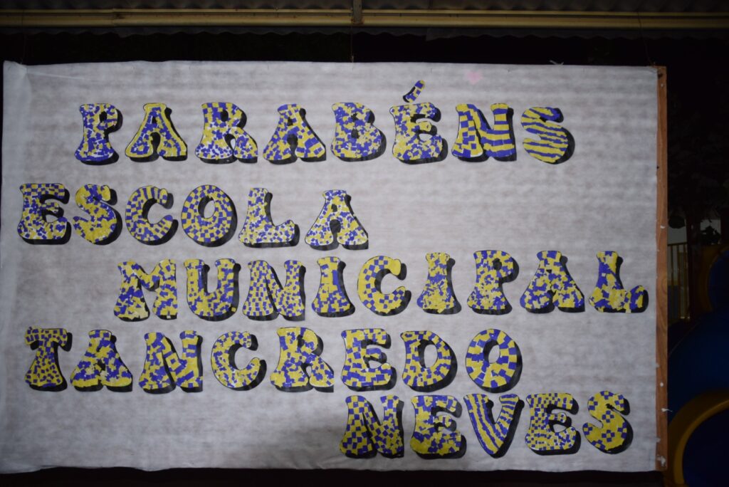 Noite de homenagens marca comemoração dos 40 anos da Escola Municipal de Tempo Integral Tancredo Neves