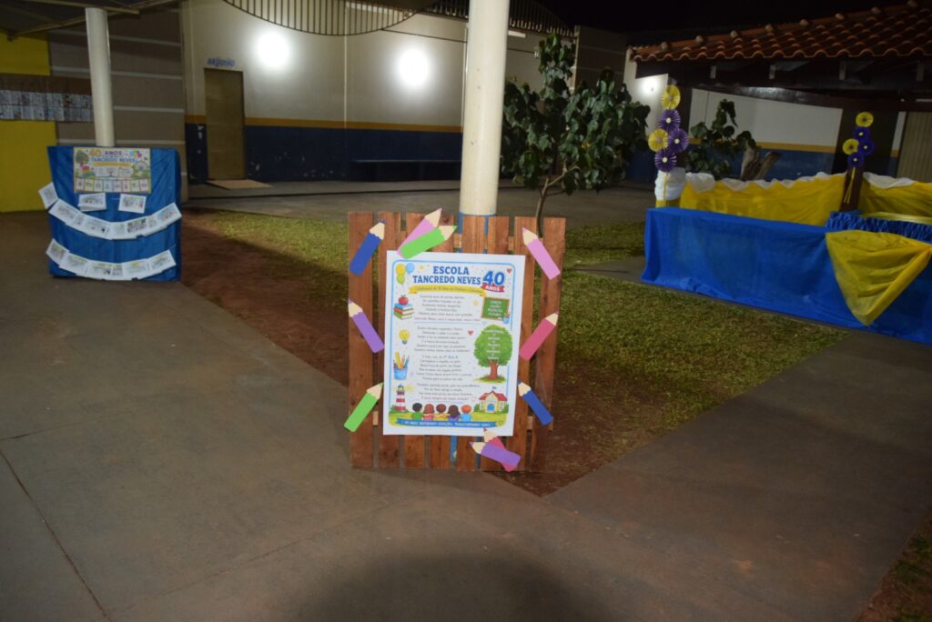 Noite de homenagens marca comemoração dos 40 anos da Escola Municipal de Tempo Integral Tancredo Neves