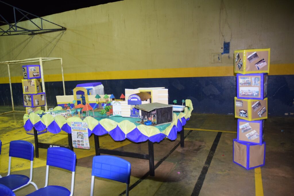 Noite de homenagens marca comemoração dos 40 anos da Escola Municipal de Tempo Integral Tancredo Neves