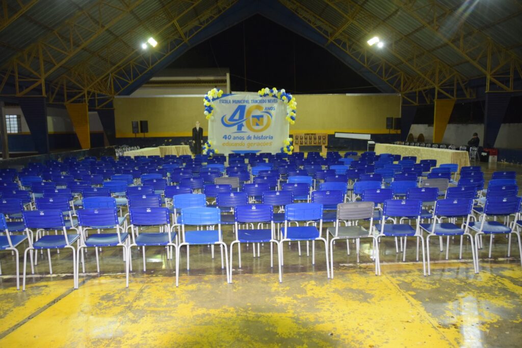 Noite de homenagens marca comemoração dos 40 anos da Escola Municipal de Tempo Integral Tancredo Neves