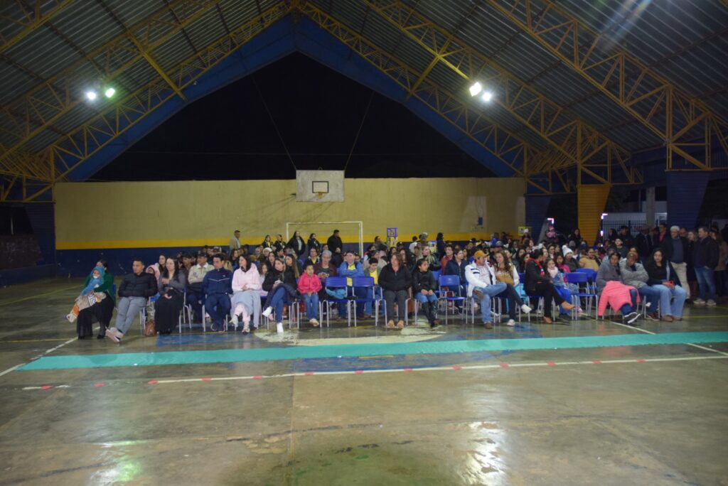 Noite de homenagens marca comemoração dos 40 anos da Escola Municipal de Tempo Integral Tancredo Neves