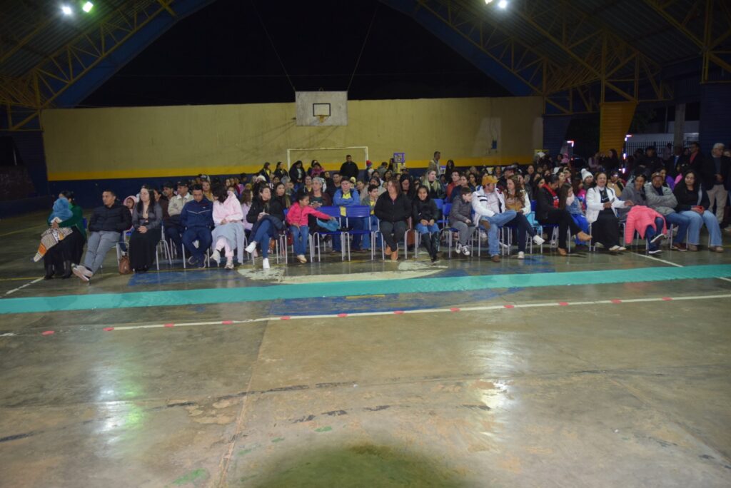 Noite de homenagens marca comemoração dos 40 anos da Escola Municipal de Tempo Integral Tancredo Neves