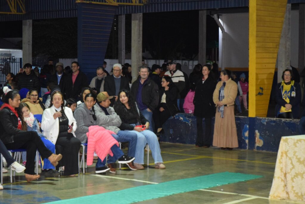 Noite de homenagens marca comemoração dos 40 anos da Escola Municipal de Tempo Integral Tancredo Neves