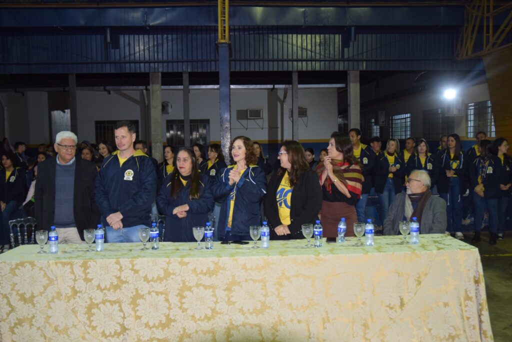 Noite de homenagens marca comemoração dos 40 anos da Escola Municipal de Tempo Integral Tancredo Neves