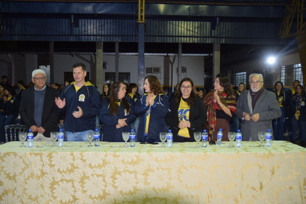 Noite de homenagens marca comemoração dos 40 anos da Escola Municipal de Tempo Integral Tancredo Neves