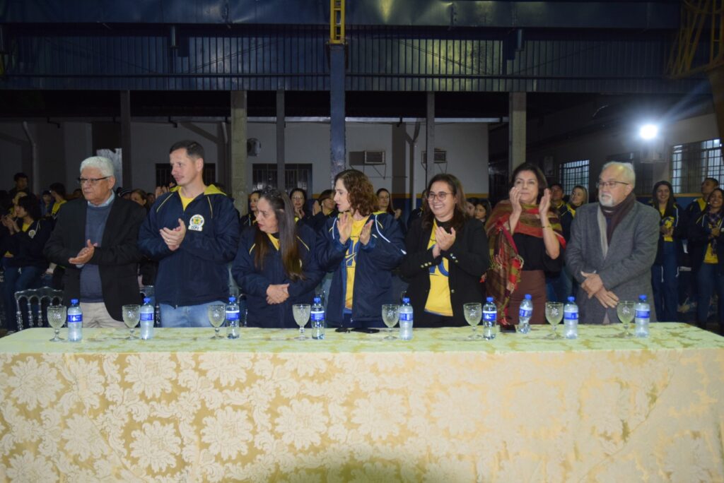 Noite de homenagens marca comemoração dos 40 anos da Escola Municipal de Tempo Integral Tancredo Neves