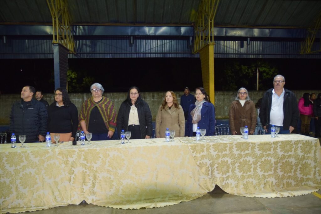 Noite de homenagens marca comemoração dos 40 anos da Escola Municipal de Tempo Integral Tancredo Neves