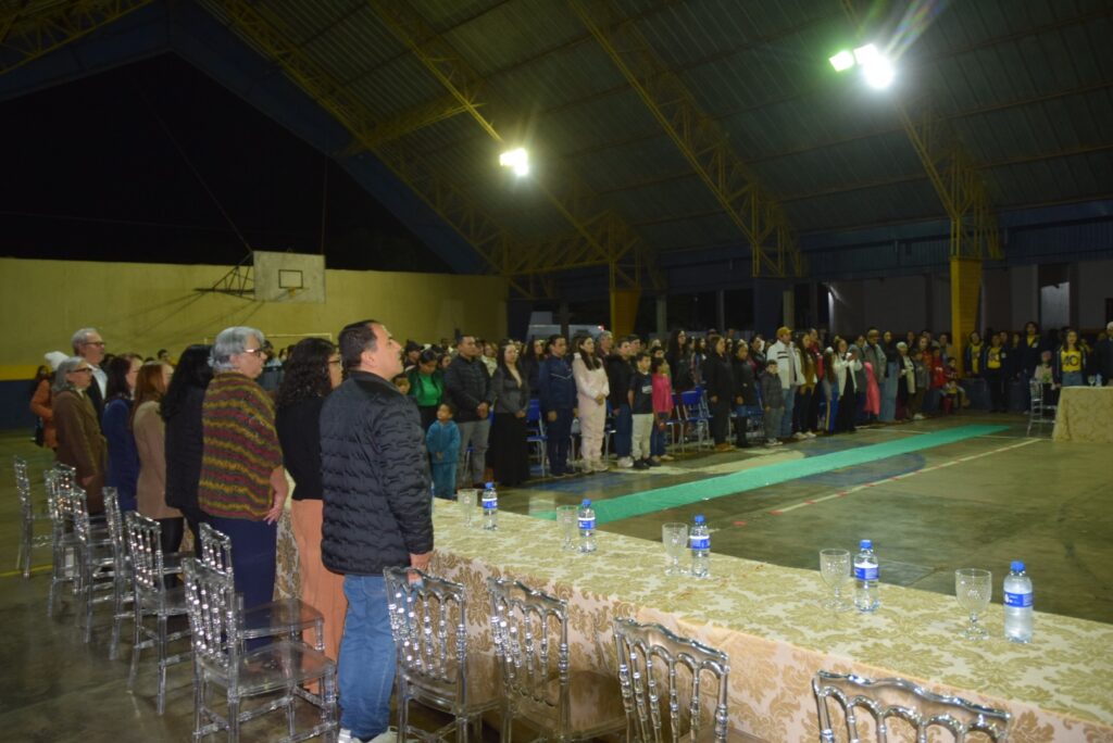Noite de homenagens marca comemoração dos 40 anos da Escola Municipal de Tempo Integral Tancredo Neves