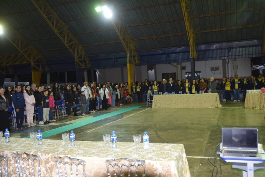 Noite de homenagens marca comemoração dos 40 anos da Escola Municipal de Tempo Integral Tancredo Neves