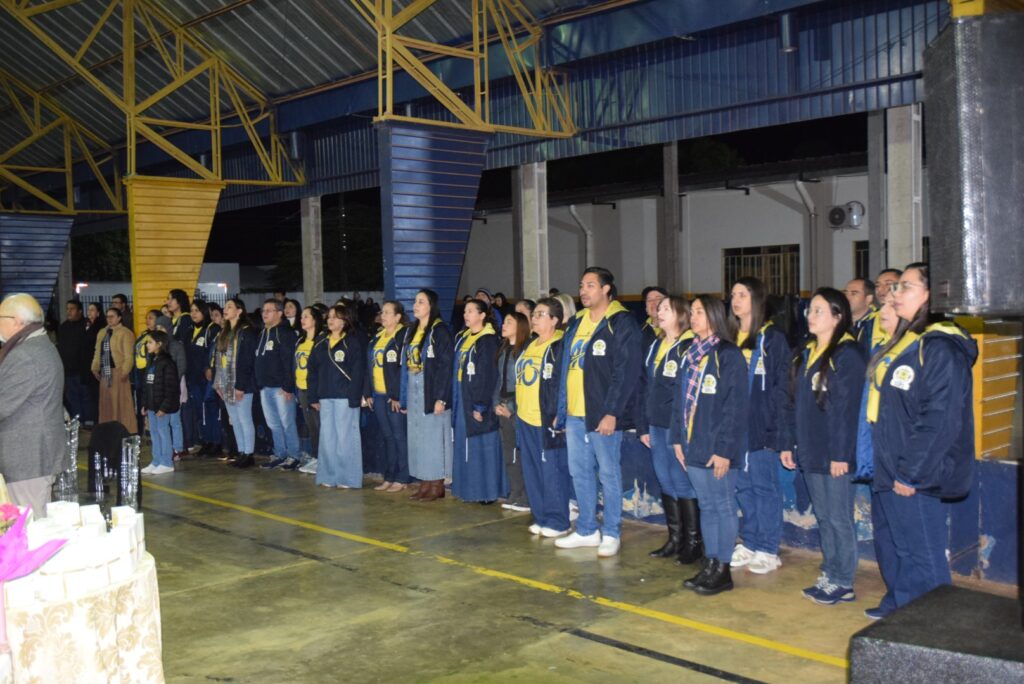 Noite de homenagens marca comemoração dos 40 anos da Escola Municipal de Tempo Integral Tancredo Neves