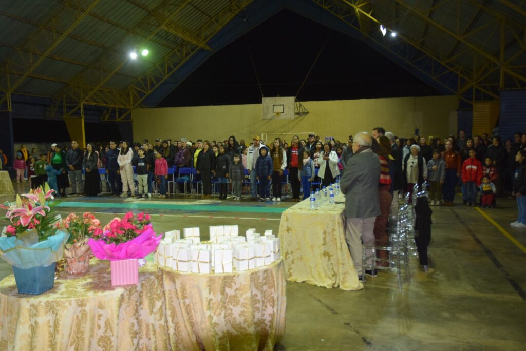 Noite de homenagens marca comemoração dos 40 anos da Escola Municipal de Tempo Integral Tancredo Neves