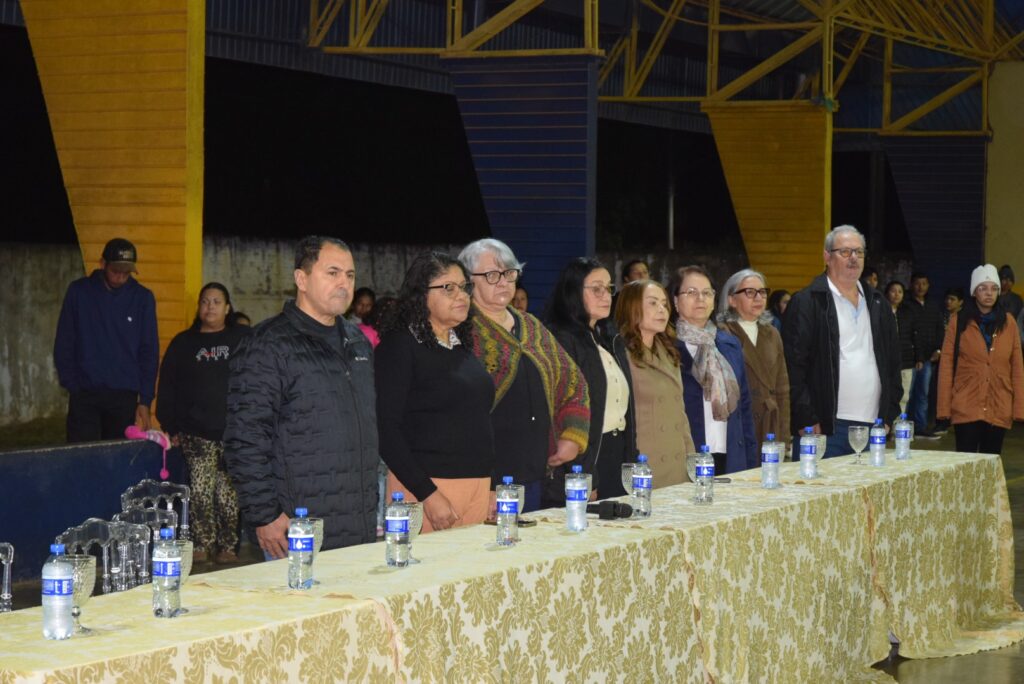 Noite de homenagens marca comemoração dos 40 anos da Escola Municipal de Tempo Integral Tancredo Neves