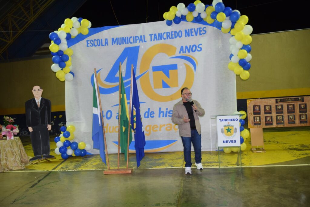 Noite de homenagens marca comemoração dos 40 anos da Escola Municipal de Tempo Integral Tancredo Neves