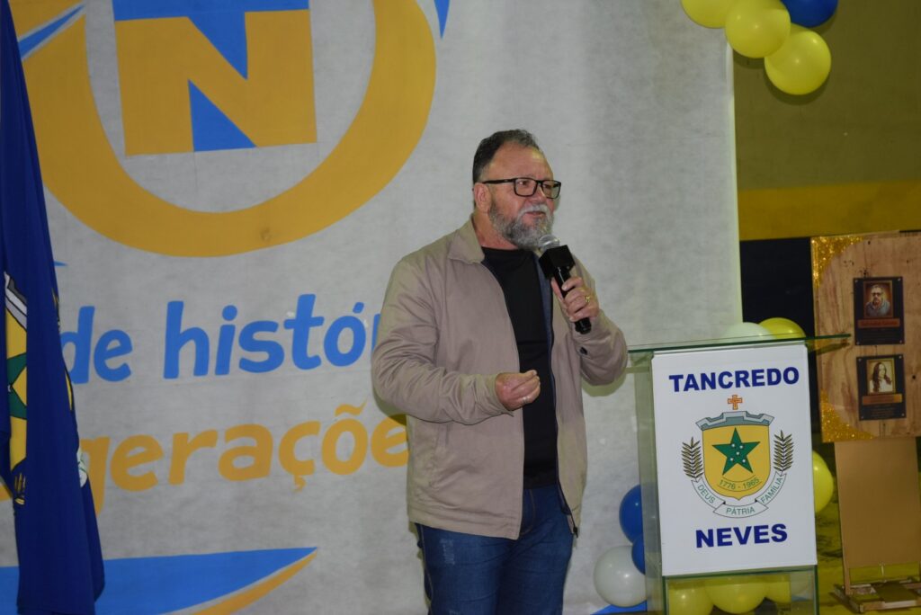 Noite de homenagens marca comemoração dos 40 anos da Escola Municipal de Tempo Integral Tancredo Neves