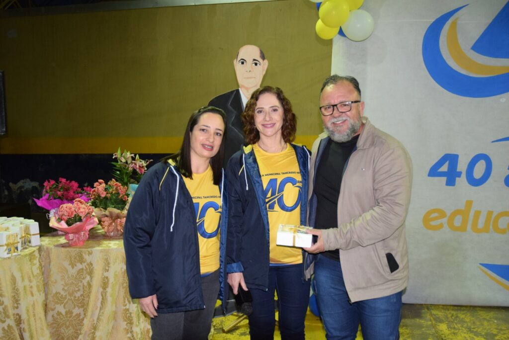 Noite de homenagens marca comemoração dos 40 anos da Escola Municipal de Tempo Integral Tancredo Neves