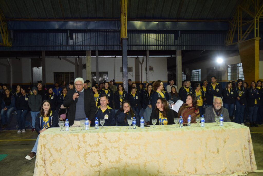 Noite de homenagens marca comemoração dos 40 anos da Escola Municipal de Tempo Integral Tancredo Neves