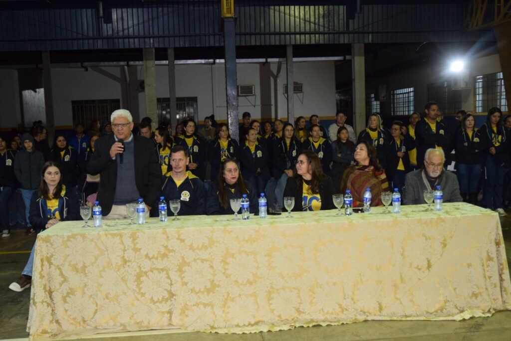 Noite de homenagens marca comemoração dos 40 anos da Escola Municipal de Tempo Integral Tancredo Neves