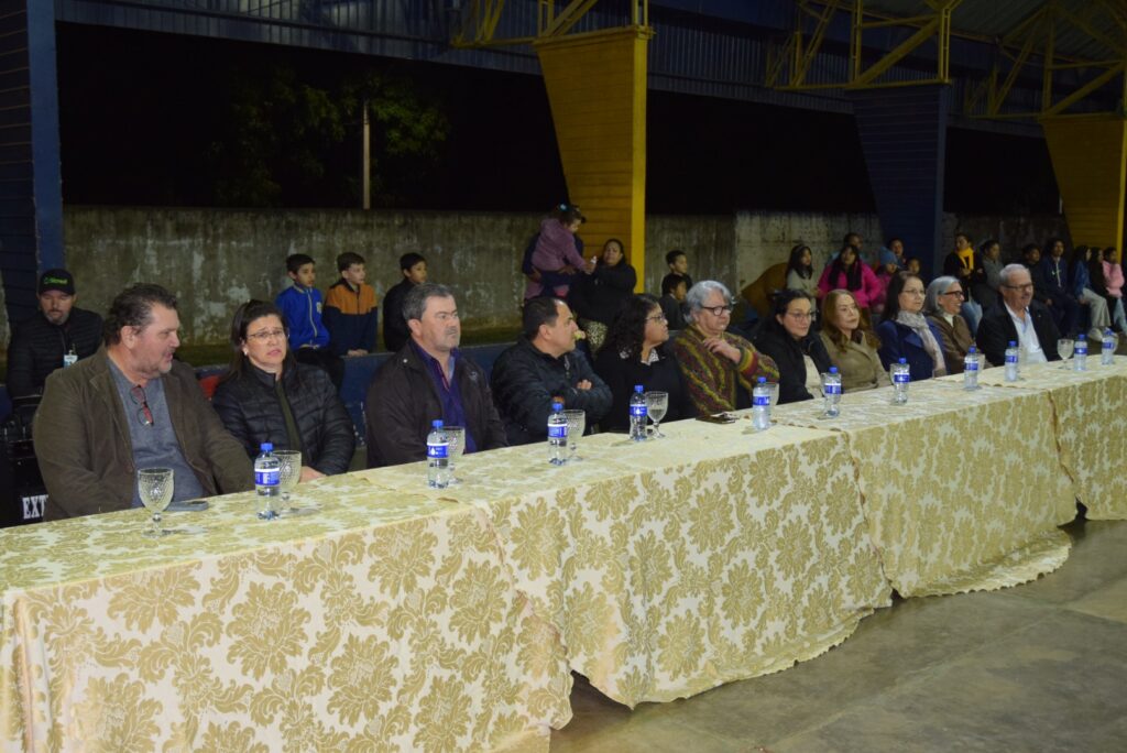Noite de homenagens marca comemoração dos 40 anos da Escola Municipal de Tempo Integral Tancredo Neves